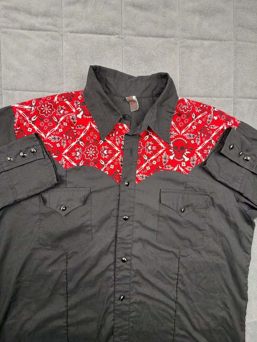 Steady Clothing Men's Size Large Black Red Skull Bandana Western Snap Shirt